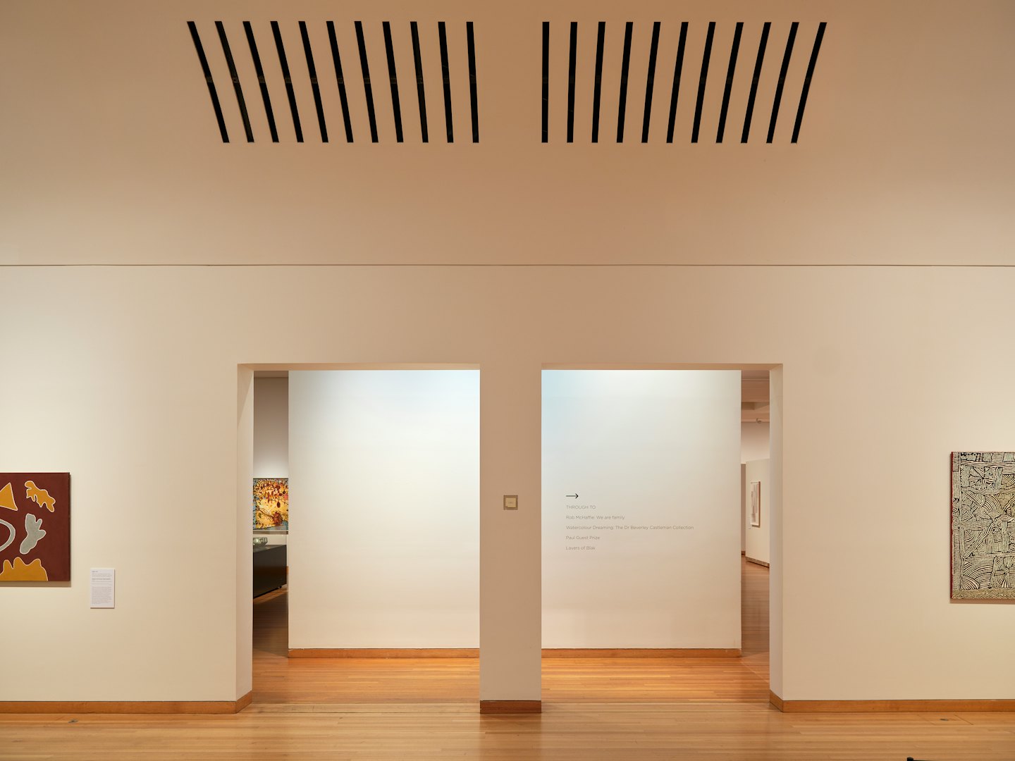 Galleria d'arte minimalista con pareti bianche e archi.