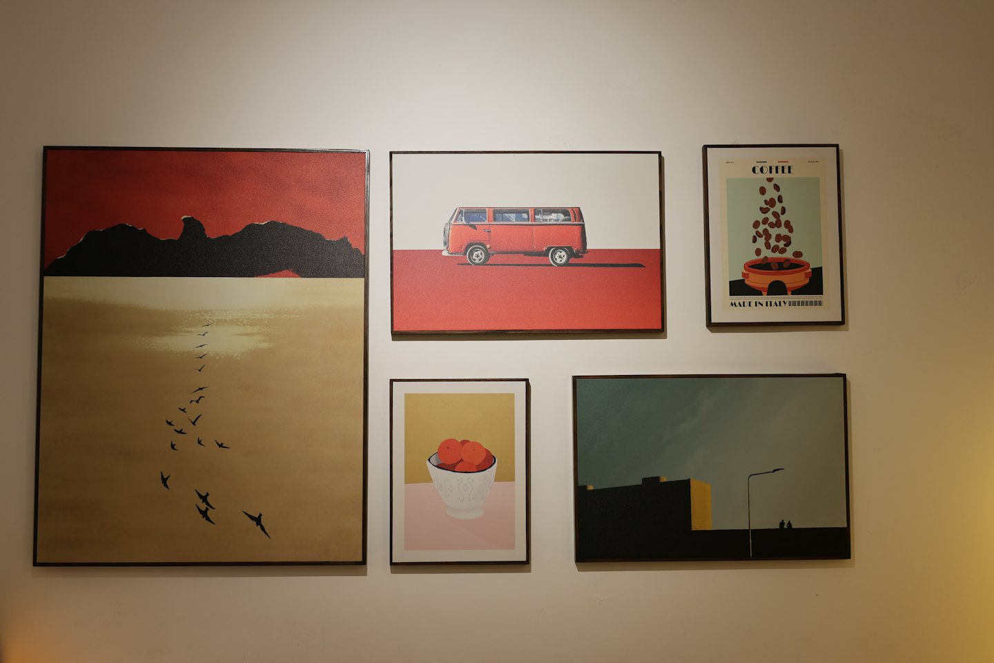 Cinque stampe d'arte minimalista appese a una parete.